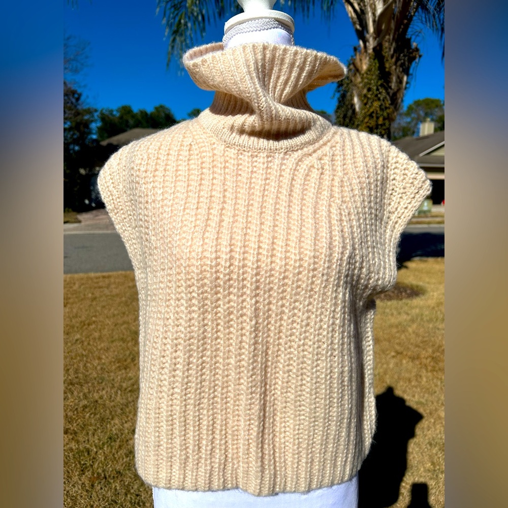 NWT🌷Sugarlips Cropped Turtleneck Sleeveless Sweater